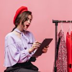 Cum combini aplicațiile de fashion digital cu garderoba fizică