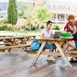 Cum construiești o zonă de luat masa inteligent în exterior